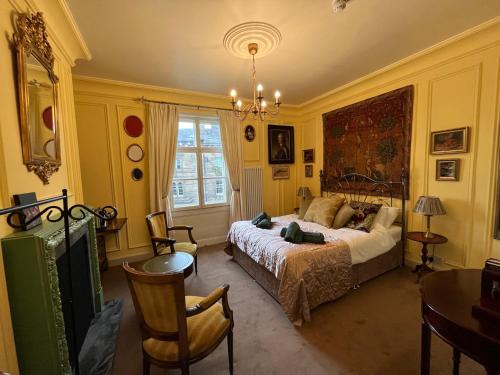 伊尔克利Chez Vivienne的卧室配有一张床和一张桌子及椅子