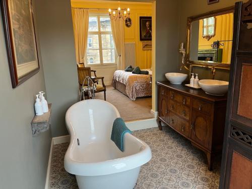 伊尔克利Chez Vivienne的带浴缸和盥洗盆的浴室
