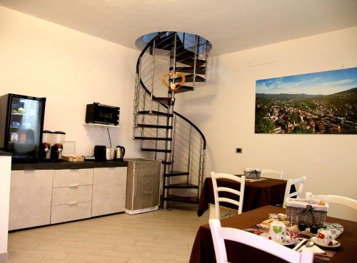 波雷塔泰尔梅RB Della Torre的一间厨房,在房间内有螺旋楼梯