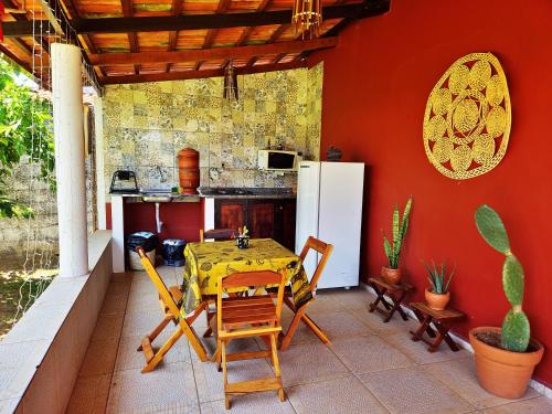 戈亚斯州上帕莱索Pousada Sertão的庭院内的厨房配有桌椅