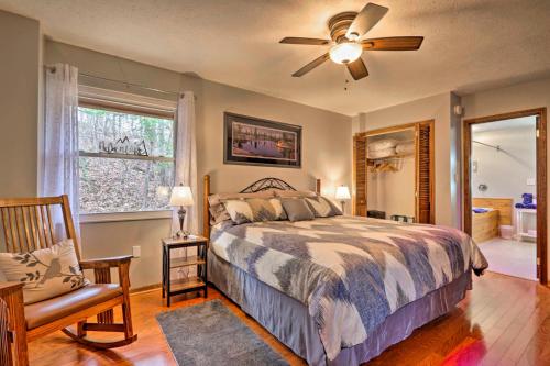 加特林堡Cozy Cabin with Mountain Views Near SkyLift Park!的一间卧室配有一张床和吊扇