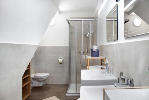 乌姆豪森Apartement Bens Auszeit Top 5的带淋浴、卫生间和盥洗盆的浴室