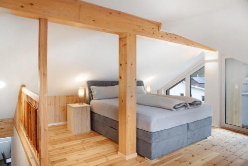 乌姆豪森Apartement Bens Auszeit Top 5的一间卧室配有一张木架床