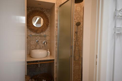 卡诺萨迪普利亚Faliero Room的一间带水槽和镜子的浴室