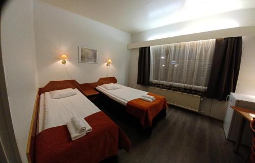 凯米耶尔维梅斯塔林基瓦里酒店的酒店客房设有两张床和窗户。