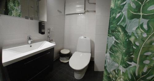 凯米耶尔维梅斯塔林基瓦里酒店的浴室配有白色卫生间和盥洗盆。