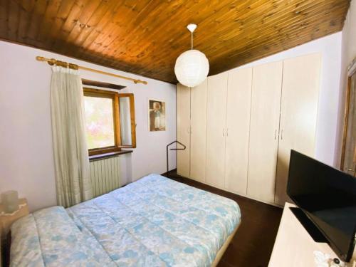 博尔戈阿莫扎诺La casa del Mike的一间小卧室,配有床和窗户