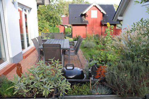 普劳西Auszeit am See的一个带烧烤架和桌椅的花园