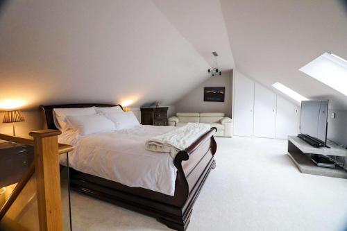 柯金蒂洛赫Woodhead view的一间卧室配有一张大床和电视
