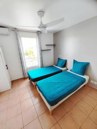 拜马欧les Aliceas appartement cosy的一间卧室设有两张床和窗户。