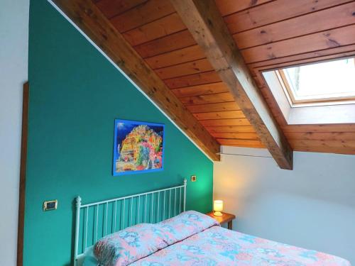 阿杰罗拉La Locanda del Pettirosso的一间卧室配有一张带绿色墙壁的床
