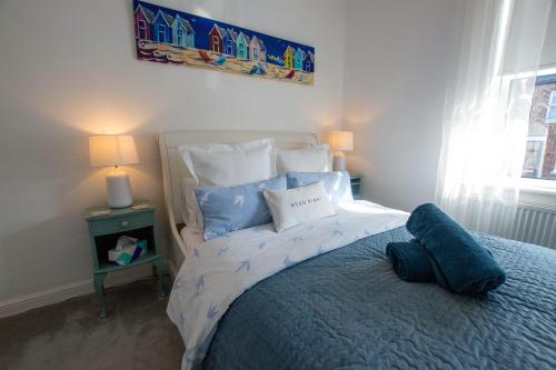 亨斯坦顿Avocet House Hunstanton 250m from the sea的一间卧室配有一张带蓝色枕头的大床
