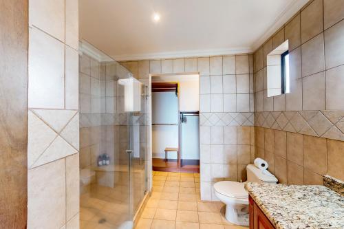 普拉亚弗拉明戈Oceanica 804的一间带卫生间和玻璃淋浴间的浴室