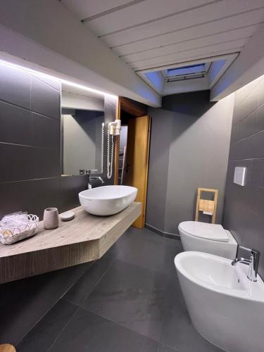 泰穆Hotel Veduta dell'Adamello的一间带两个盥洗盆和卫生间的浴室