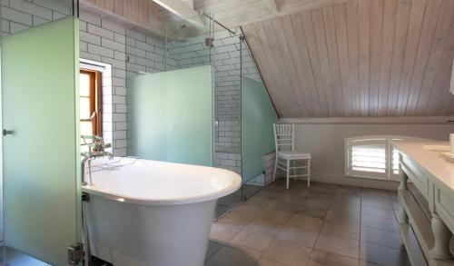 惠灵顿Andreas Country House的带浴缸和盥洗盆的浴室