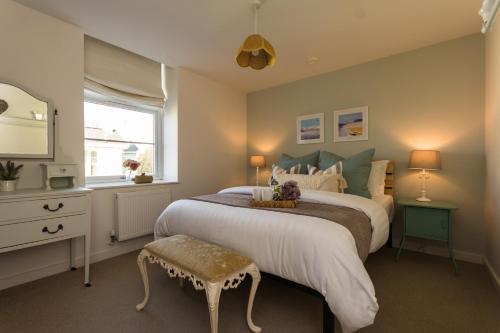 托基Stunning Sea View Central Torbay Home with Parking的一间卧室设有一张大床和一个窗户。