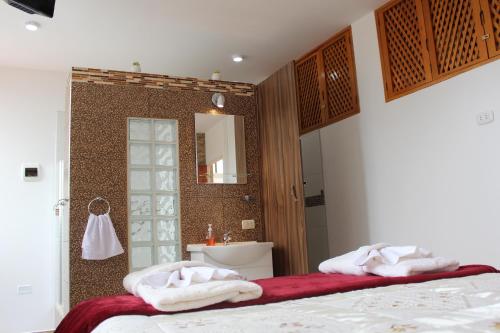 卡哈马卡Hosting Home - Casa Bella的浴室提供2条毛巾和水槽。