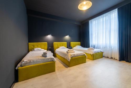克卢日-纳波卡泽罗旅馆的蓝色墙壁客房的两张床