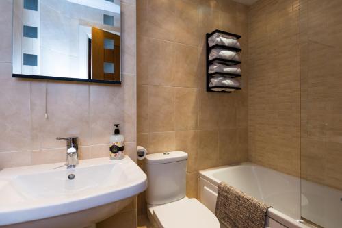托基Stunning Sea View Central Torbay Home with Parking的浴室配有卫生间、盥洗盆和浴缸。
