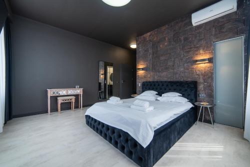 克卢日-纳波卡泽罗旅馆的一间卧室设有一张大床和砖墙