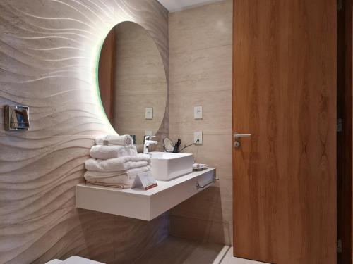 圣胡安Del Bono Central Hotel的一间带水槽和镜子的浴室