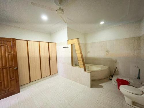 卡拉奇Karachi Family Guest House的浴室配有卫生间、浴缸和水槽。