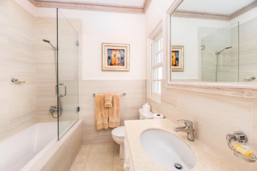 圣詹姆斯Coconut Grove 8 Luxury Villa by Island Villas的一间带水槽、淋浴和卫生间的浴室