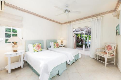 圣詹姆斯Coconut Grove 8 Luxury Villa by Island Villas的白色客房的两张床,设有窗户