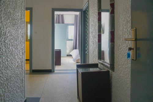 瓦尔扎扎特Hotel Warda的走廊,房间里几扇不同的彩色门