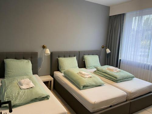 安特卫普Bnb Antwerp SportPlaza的两张睡床彼此相邻,位于一个房间里
