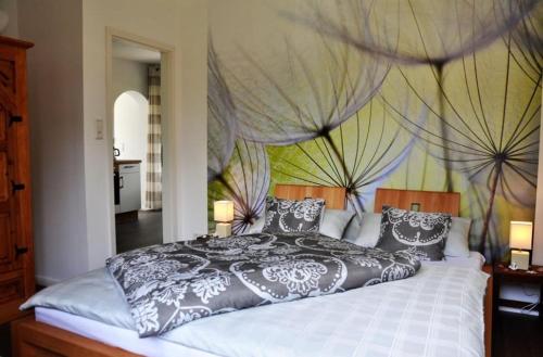 普鲁滕Haus Matti的一间卧室设有一张大床和一堵带花卉的墙