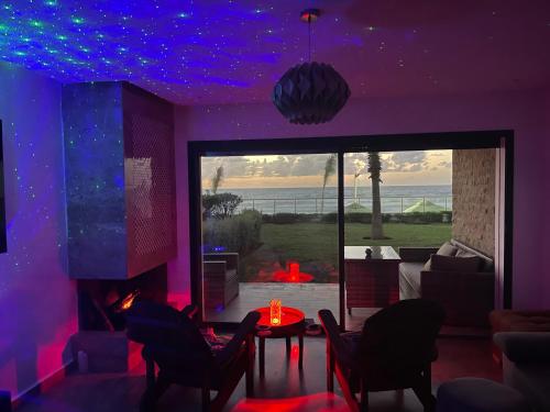 西迪布克纳德尔OCEAN VIEW, Prestigia Plage des Nations的天花板上设有紫色灯的客厅