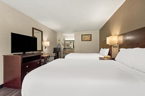 罗瑞尔Americas Best Value Inn Laurel的酒店客房设有两张床和一台平面电视。