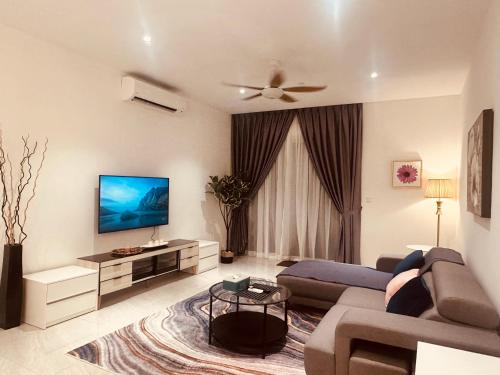 吉隆坡Quill Suites KLCC的带沙发和平面电视的客厅