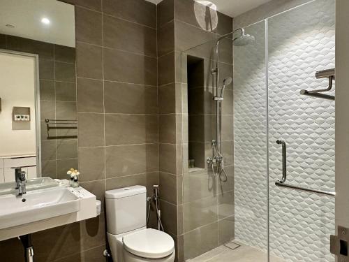 吉隆坡Quill Suites KLCC的带淋浴、卫生间和盥洗盆的浴室