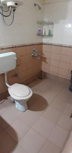 班加罗尔Service Apartment at Brookefield的浴室配有白色卫生间和淋浴。