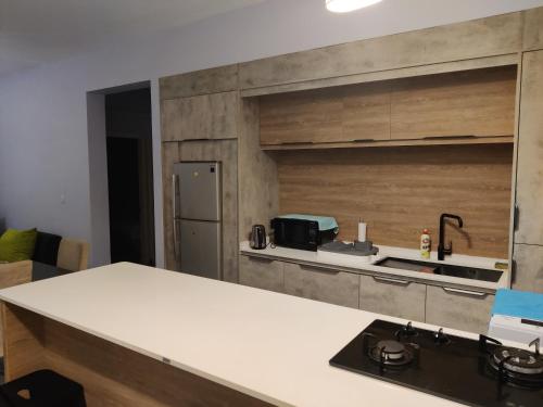 弗利康弗拉克Ashiana OceanSide Apartment的厨房配有白色台面和水槽