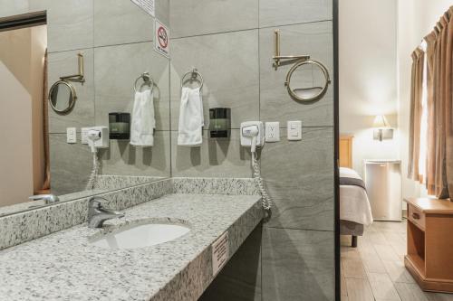 蒙特雷Hotel Boutique de Firma的一间带水槽和镜子的浴室