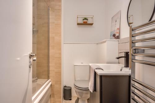 贝尔法斯特Citygate Central Apartments的一间带卫生间和水槽的小浴室