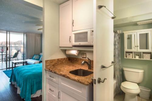 檀香山Island Colony 4309 - 30-Night Minimum的一间带水槽和卫生间的浴室以及一间卧室