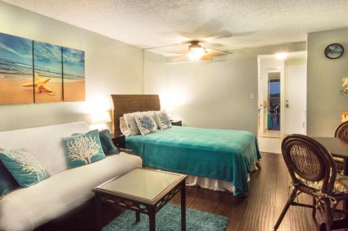 檀香山Island Colony 4309 - 30-Night Minimum的客厅配有沙发和1张床