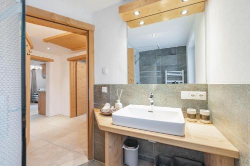 因斯布鲁克Landhaus Plainer的浴室设有白色水槽和镜子