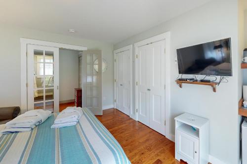 维恩亚德海文The Mermaid Suite的客房设有两张床和一台平面电视。