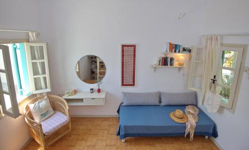 斯特尼瓦拉阿奥索斯Casa Kalypso的一间卧室配有一张床、一把椅子和镜子