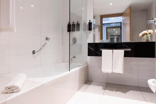 埃斯特角城Park Hotel的带淋浴、浴缸和盥洗盆的浴室