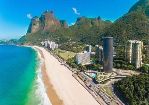 里约热内卢Hotel Nacional Rio de Janeiro的享有海滩、建筑和大海的景色