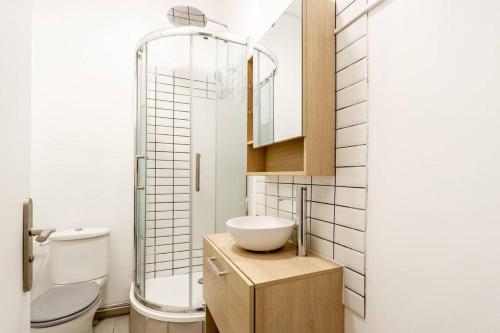 圣阿德雷斯Studio proche plage的一间带水槽、卫生间和淋浴的浴室