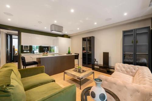 Battersea Luxury Apartment, Private, Independent Entrance, Central的休息区