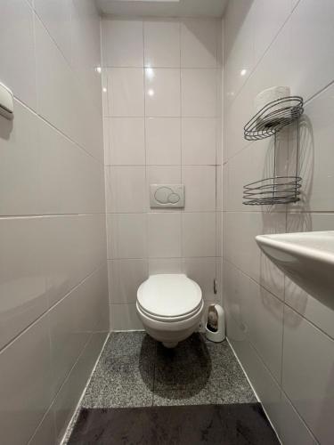 科隆Budget Rooms just for sleeping的白色的浴室设有卫生间和水槽。