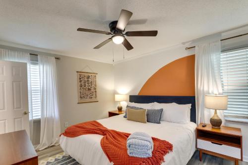 萨默维尔Summerville Vacation Rental 4 Mi to Downtown!的一间卧室配有一张带吊扇的床